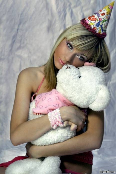 Девушка с мишкой в руках с нежным макияжем