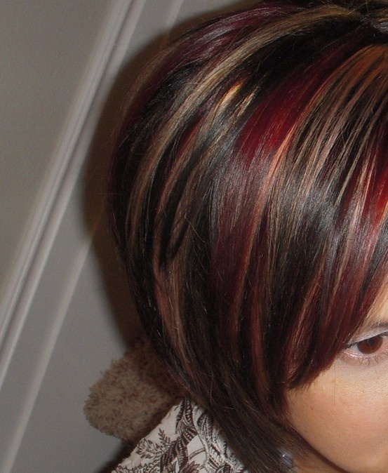Красные и светлые прядки на темные волосы