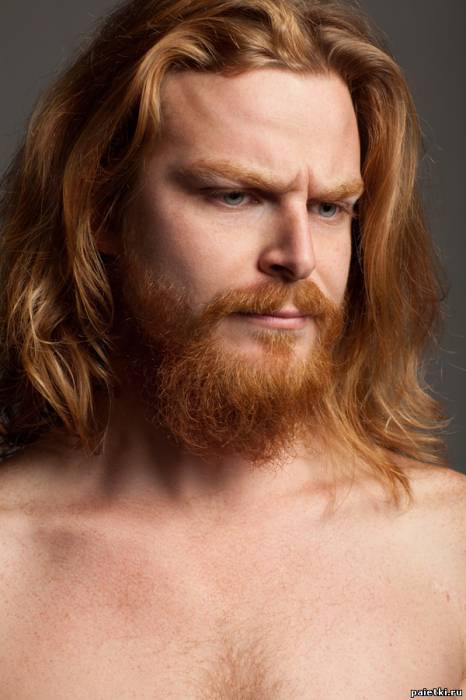 Длинные рыжие волосы мужчины и борода