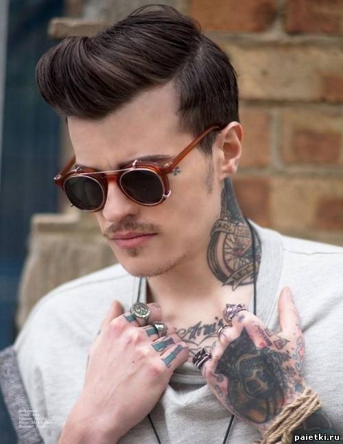 Укладка Кок у парня с татуировками