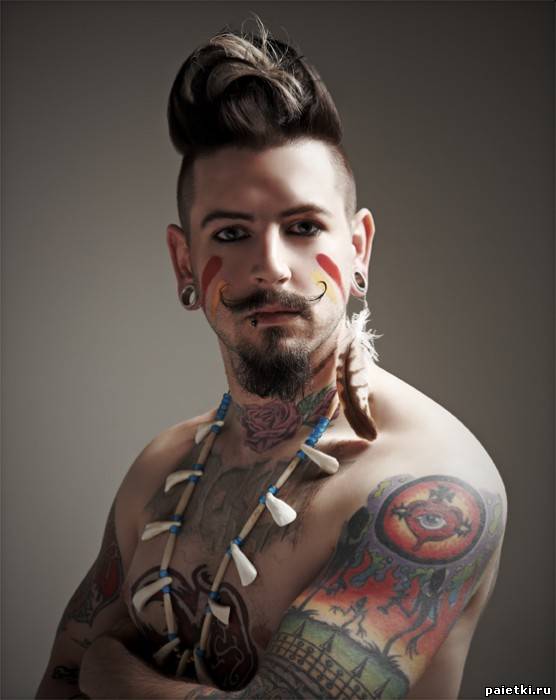Креативный имидж  парня с татуировками на теле