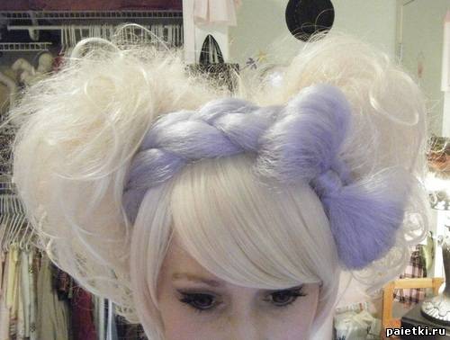 Креативная прическа с фиолетовым бантом из волос