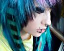 Фиолетово-голубое окрасшивание волос эмо-гёрл