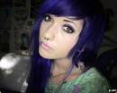 Фиолетовые волосы девушки