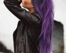 Девушка в кожаной куртке с фиолетовыми волосами