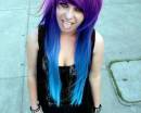Девушка с фиолетово-голубыми волосами