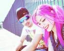 Парень с девушкой с фиолетовыми волосами
