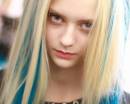 голубые пряди волос сероглазой блондинки