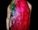 Разноцветные пряди на длинных красных волосах