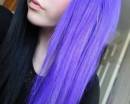 Фиолетовые волосы и наклеенные ресницы