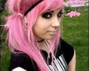 Эмо-девушка с розовыми волосами и пирсингом