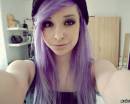 Девушка с фиолетовыми волосами и пирсингом
