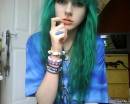 Девушка с зелеными волосами и пирсингом