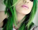 Девушка с зелеными волосами и пирсингом на носу