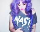 Трэш девушка с фиолетовыми волосами