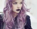 Девушка с фиолетовыми волосами и помадой