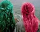 девушки:одна с зелеными волосами,другая с красными