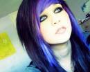 Сине-фиолетовые волосы эмо-девушки