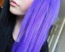 Длинные волосы фиолетового цвета эмо-девушки