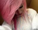 Розовые волосы молодой девушки с пирсингом на носу