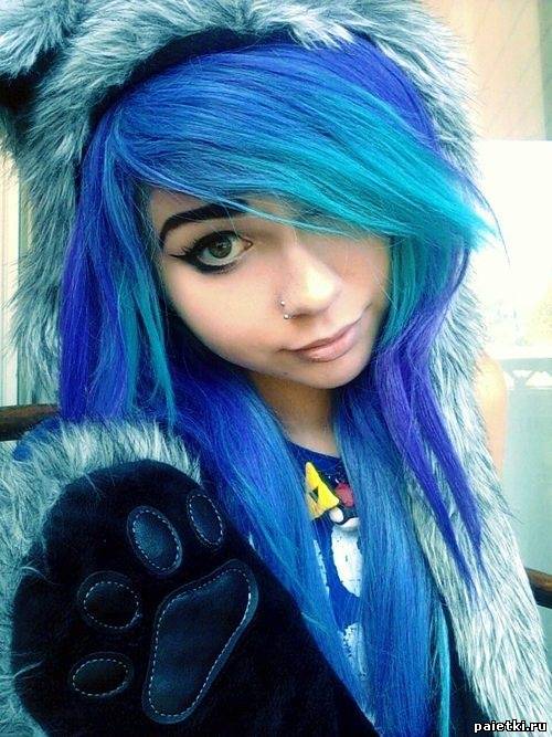 Девушка с синими длинными волосами с пирсингом