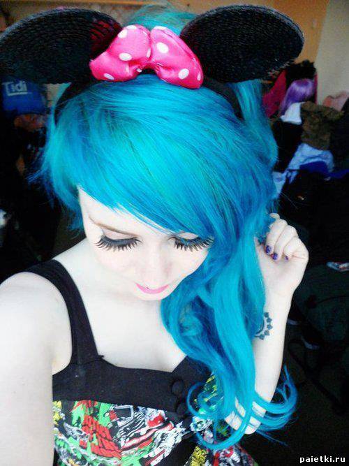 Девочка-неформалка с синими волосами