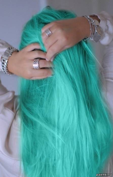 Ярко-зеленые длинные волосы девушки