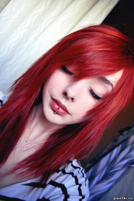 Красные волосы с филировкой девушки с пирсингом