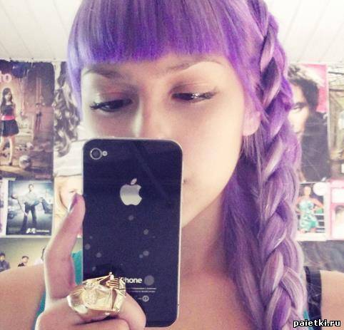Фиолетовые волосы девушки с короткой челкой