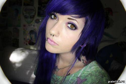 Фиолетовые волосы девушки