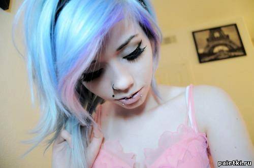 Девушка с голубыми волосами с розовыми прядками