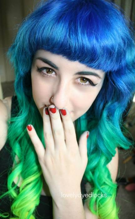 Девушка с синими волосами на концах - зелеными