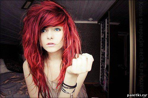 Красивая молодая девушка с красным цветом волос
