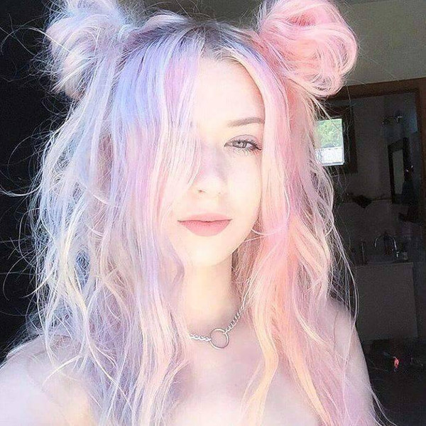 Причёска с рожками на розовые волосы