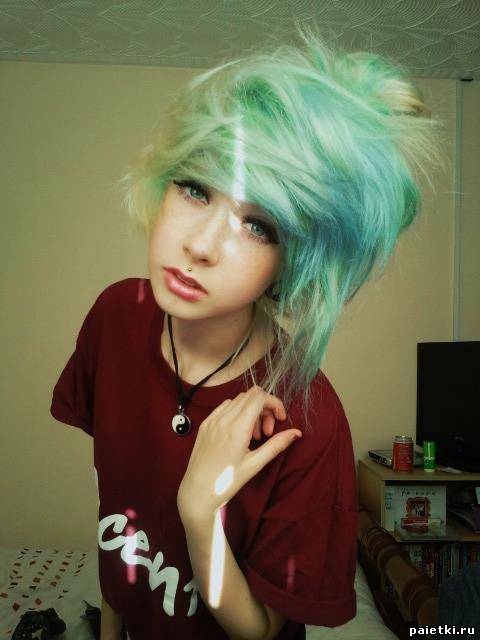 Трэш девушка со стрижкой и зеленым цветом волос