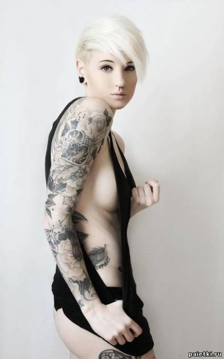 Стрижка девушки с татуировками