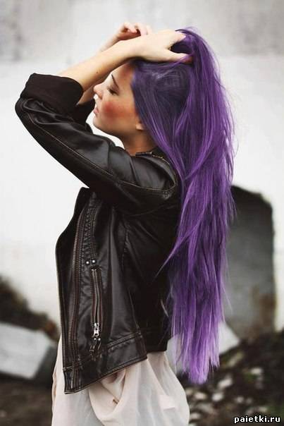 Девушка в кожаной куртке с фиолетовыми волосами