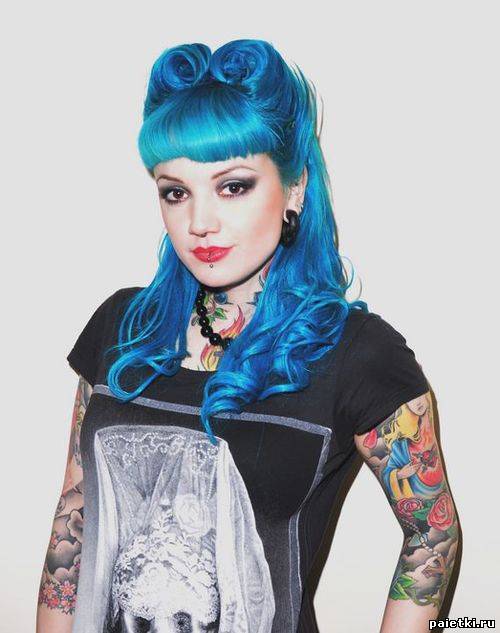 Девушка с синими волосами, татуировками и пирсинго