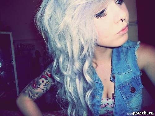 Эмо-девушка с голубыми волосами,пирсингом и тату