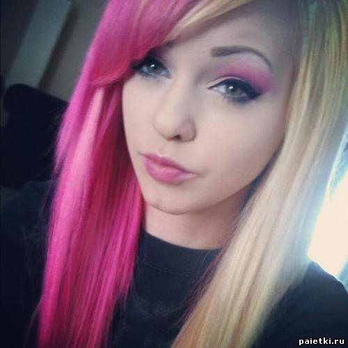 Половина волос розовым цветом, половина - белым
