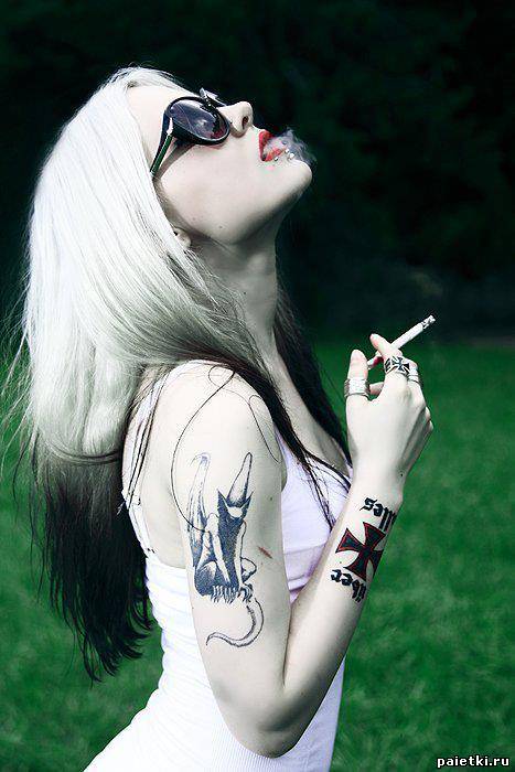 Черные концы волос блондинки с тату и сигаретой