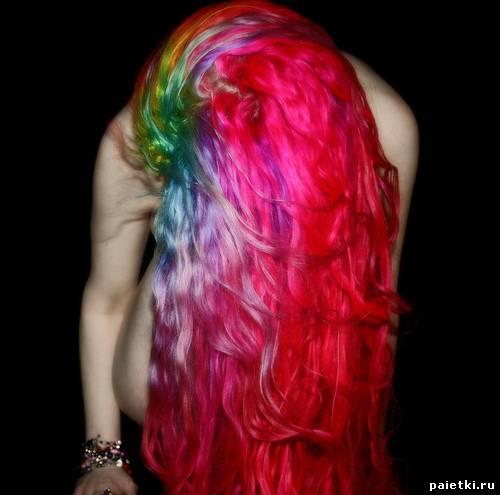 Разноцветные пряди на длинных красных волосах