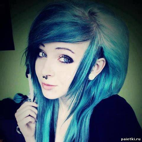 Прическа эмо-девушки с голубыми волосами и пирсинг