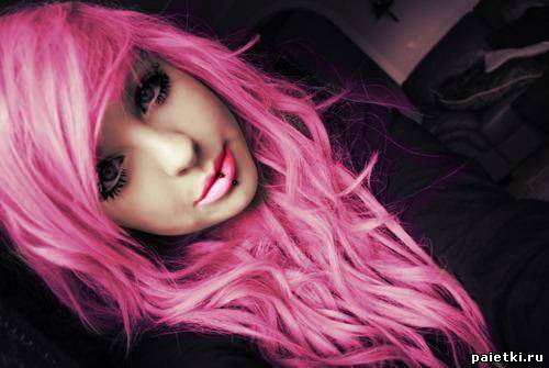 Эмо-девушка с розовыми волосами
