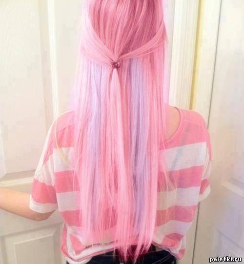 Девушка с розовыми длинными волосами (со спины)