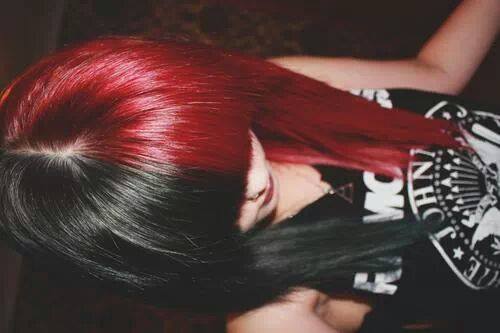 Половина черных волос, половина - красные