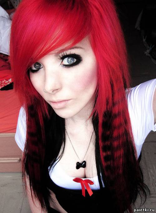 Красные волосы с черными прядками