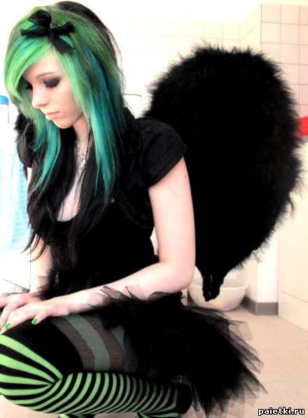 Эмо ангел с зелеными волосами и черными крыльями
