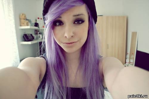 Девушка с фиолетовыми волосами и пирсингом