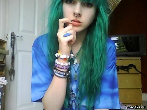 Девушка с зелеными волосами и пирсингом